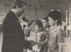 Der 12-Jährige Ballack erhält den Titel 'Bester Spieler' bei der DDR-Hallenmeisterschaft (Knaben) in Freiberg 1989.