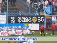 Diese altgediente Zaunfahne durfte nicht in den Block 6