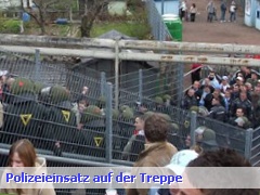 Polizei im Aufgang zum Block 6