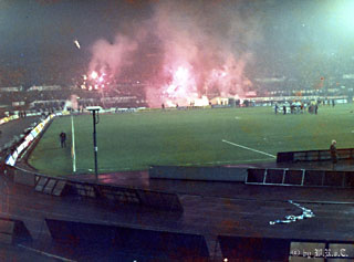 Bengalische Feuer im Stadion von Turin