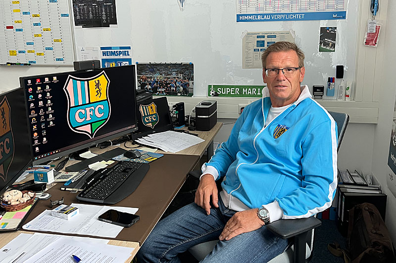 Uwe Hildebrand an seinem Arbeitsplatz in der CFC-Geschäftsstelle Uwe Hildebrand an seinem Arbeitsplatz in der CFC-Geschäftsstelle