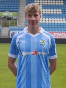 Neuzugang Julius Bochmann im neuen himmelblauen Trikot