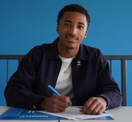 Profivertrag für Aaron Mensah Profivertrag für Aaron Mensah