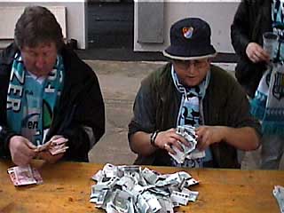 Sagie von den Clubsurfern und Ronnny von den Ultras zaehlen die gesammelten Spenden.