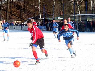 Schneegestöber beim Spiel der Himmelblauen gegen Fortuna Furth - hier mit Tchipi