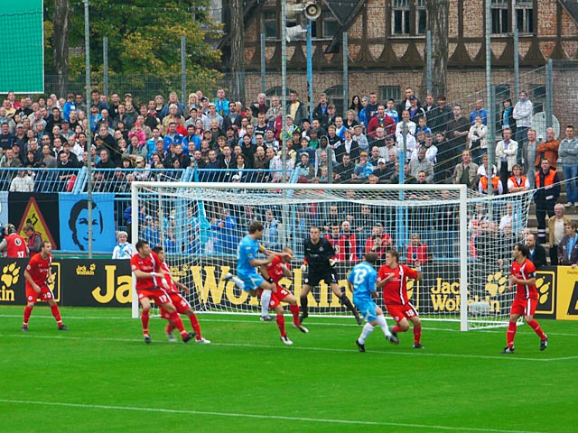 Andreas Richter koepft das 1:0 gegen den FC St. Pauli